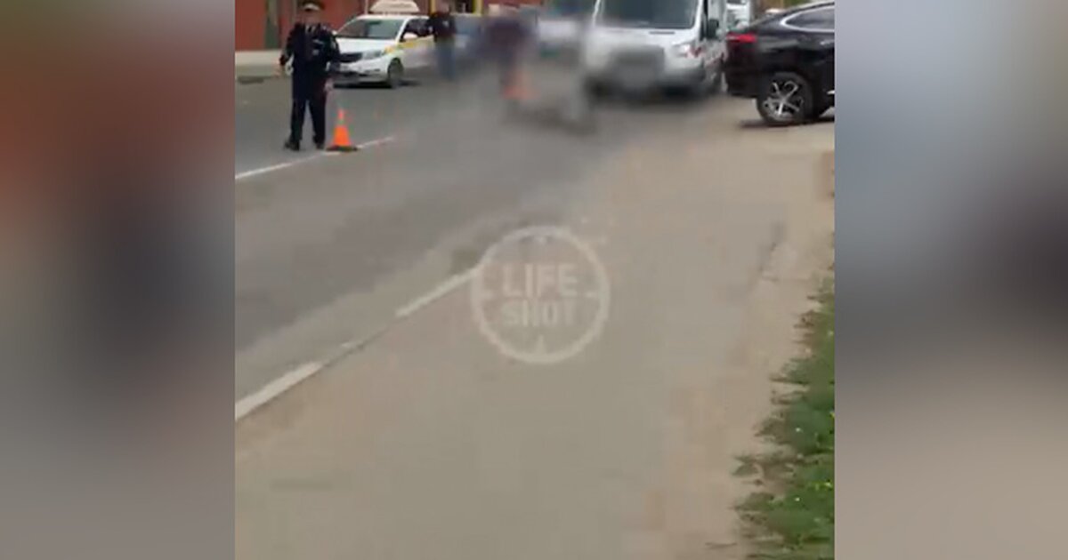 Экс футболист сбил человека. Сбили человека в Москве на МКАДЕ. Наезд на людей на самокате.