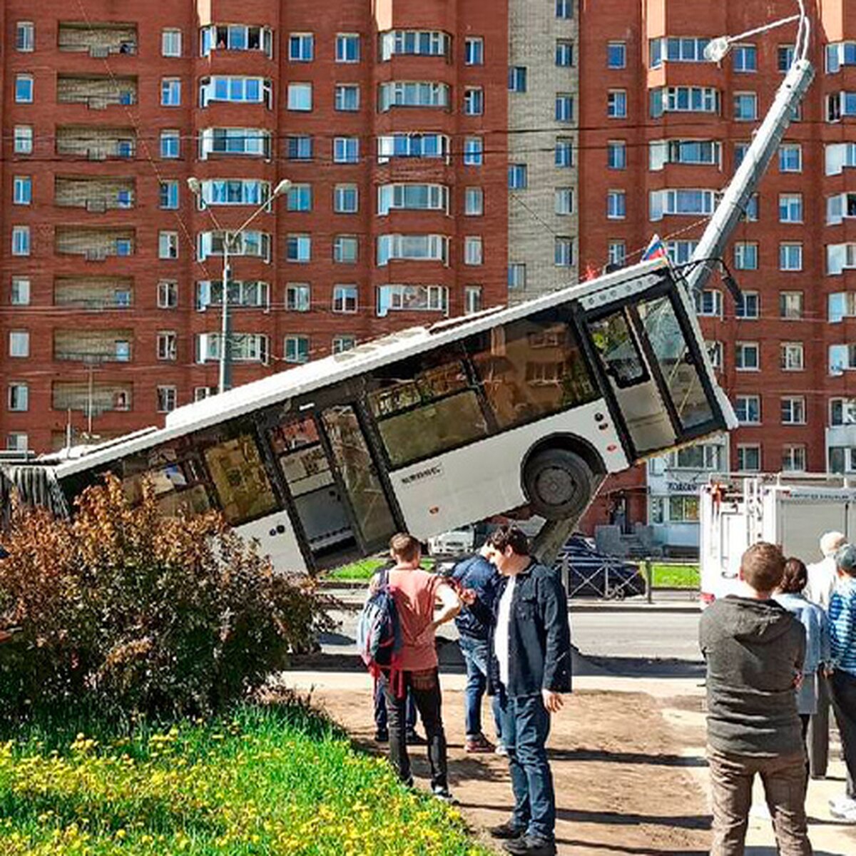 Автобус врезался в фонарный столб в Петербурге – Москва 24, 27.05.2021