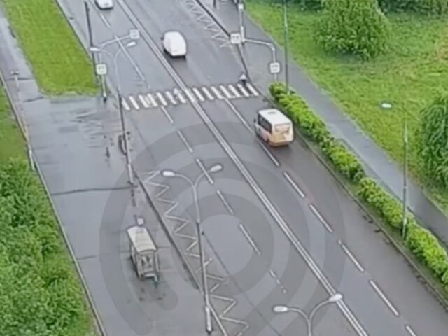 Микроавтобус сбил велосипедиста на Остафьевской улице