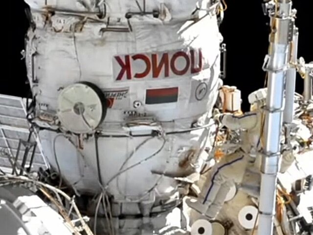Космонавты РФ приступили к первому в 2021 году выходу в открытый космос