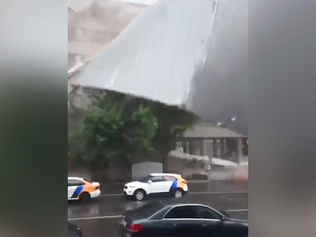Момент падения крыши здания на улице Правды попал на видео