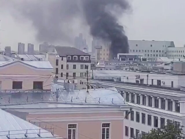 Пятиэтажное здание загорелось в Лучниковом переулке в центре Москвы