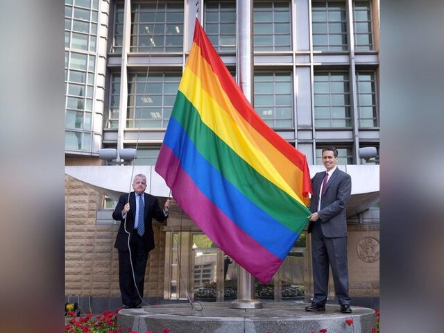 Посольство США вывесило радужный флаг
