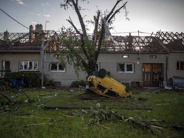 Климатолог связал торнадо в Чехии с жарой в России