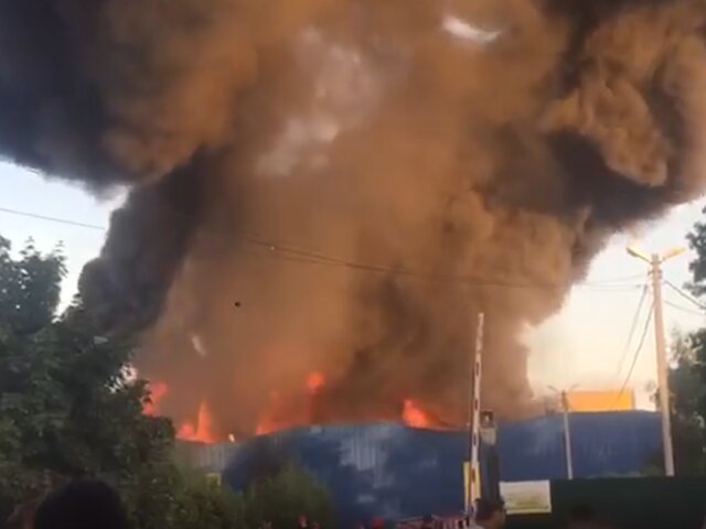 В МЧС уточнили площадь пожара на складе в Подмосковье