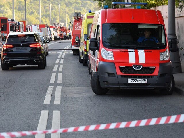 Трое пожарных и сотрудник склада пострадали при пожаре на Лужнецкой набережной