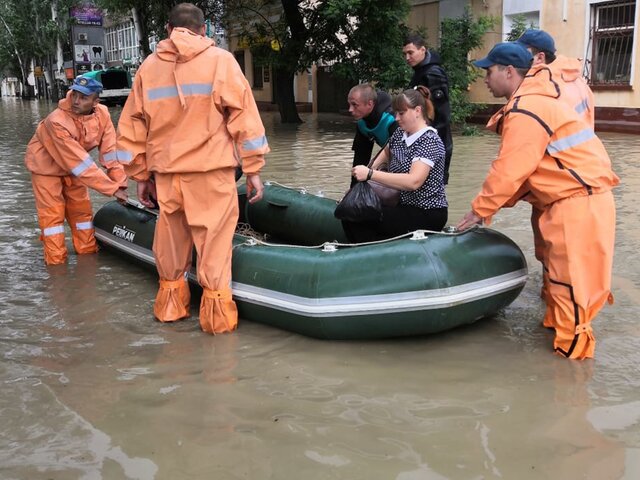 Жители Керчи поделились невероятными и пугающими кадрами потопа