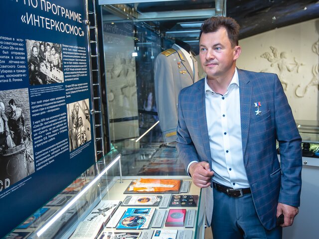 Романенко принял участие в открытии выставки, посвященной космонавту Алексею Губареву