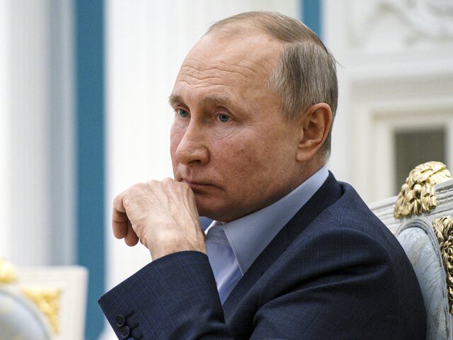 Песков предположил, почему Путин не получает госнаград