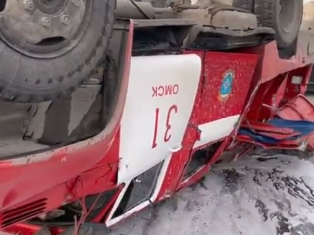 В Омске пожарная машина перевернулась после столкновения с легковушкой