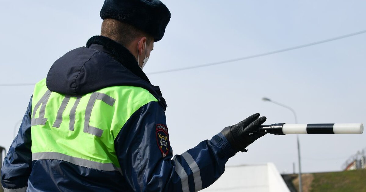 Гаишник требует взятку у полковника. Инспектора ДПС взяточники. Взятка инспектору ДПС. Сотрудник ГИБДД Москва взятка. Лже сотрудник полиции.