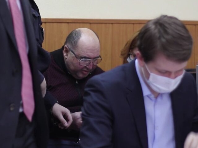 Арестованный бизнесмен Шпигель пожаловался на тремор руки