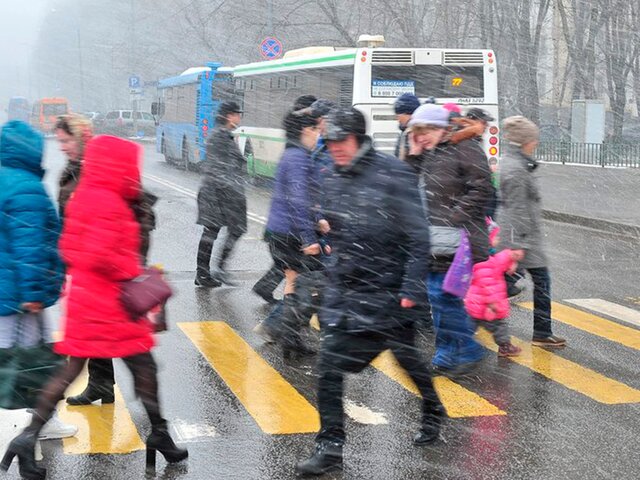 Свыше 300 бригад Мосводостока дежурят на улицах столицы из-за мокрого снега