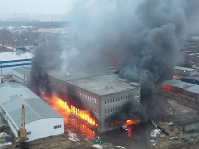 Склад в Люберцах горит уже на площади 6 тыс 