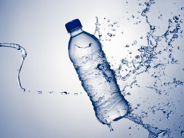 Биохимик объяснила опасность для здоровья воды в бутылках