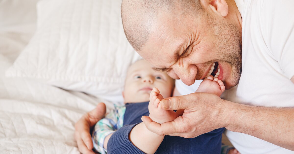 Папа нормальный. Нормальный папа. Отец с новорождённым сыном лежат. Caucasian fathers and Baby. Папа с новым годом от сына новорожденного.