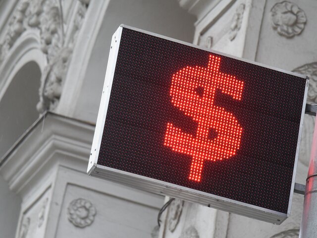 Курс рубля снижается на фоне новостей о санкциях США