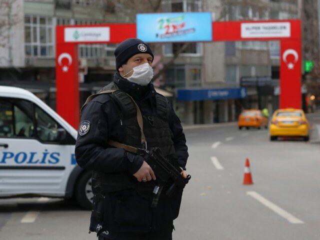 В Турции ужесточили комендантский час и усилили ограничения из-за COVID-19