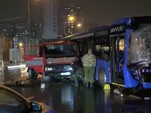 Автобус и мусоровоз столкнулись на юге Москвы