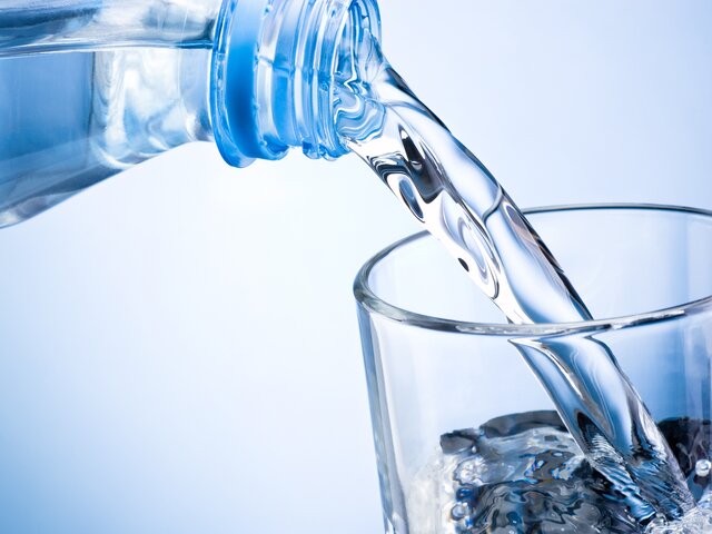 Диетолог объяснила, как правильно пить воду в жаркую погоду