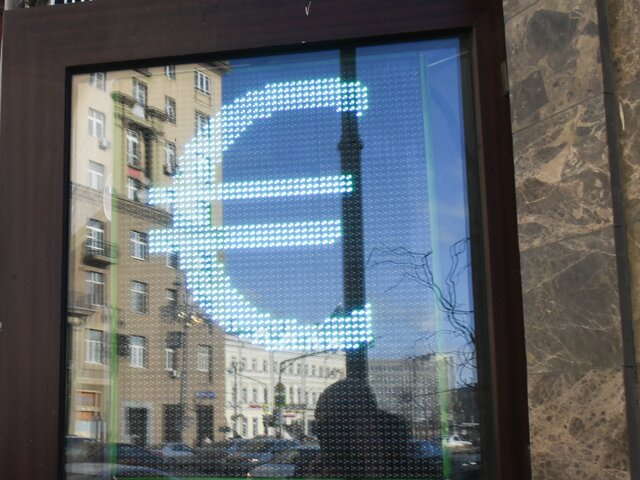 Курс евро на Мосбирже упал ниже 90 рублей