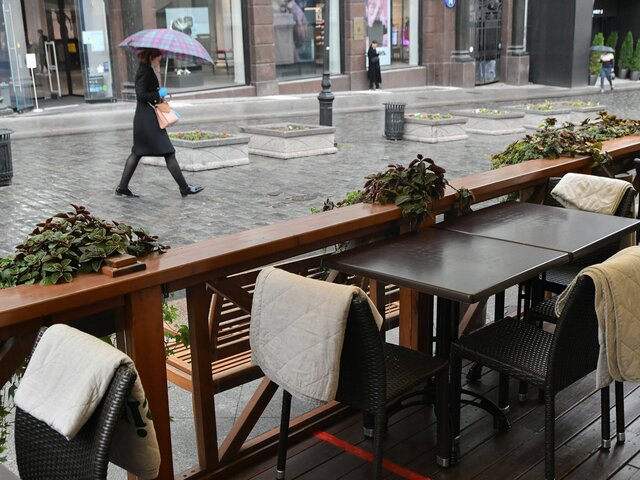 Ресторанам и кафе рекомендовали закрыть веранды из-за непогоды