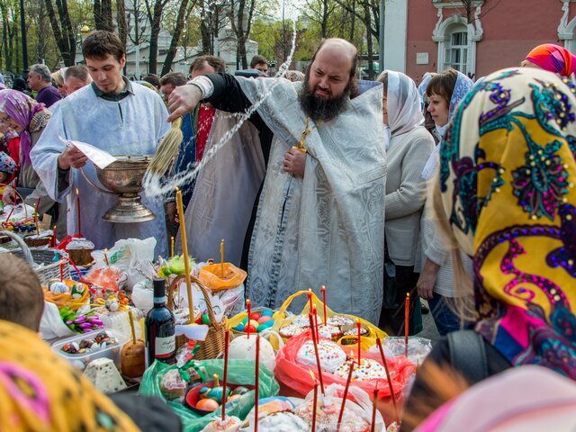 Москвичам рассказали, как будет проходить освящение куличей в храмах