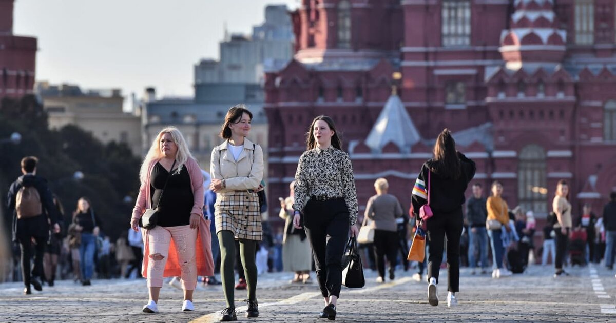 Московский идти. Гуляние в Москве летом. Москва в конце мая фото. В Москву пришло лето. Москва лето люди.