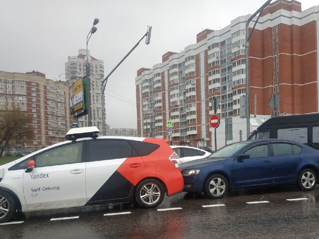В Москве столкнулись пять машин, включая автомобиль-беспилотник