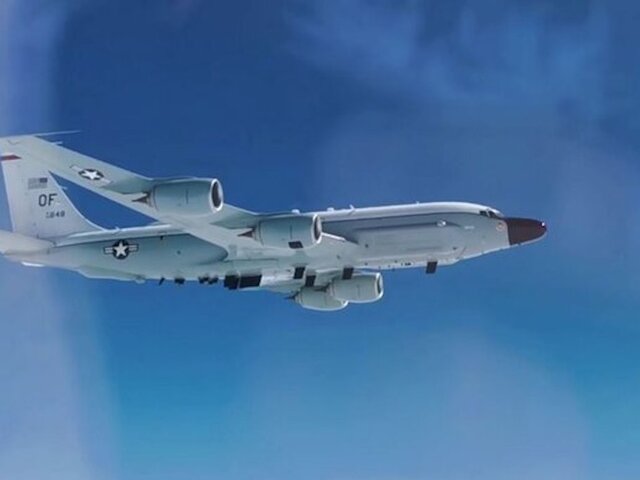 МИГ-31 сопроводил самолет-разведчик RC-135 ВВС США над акватоией Чукотского моря