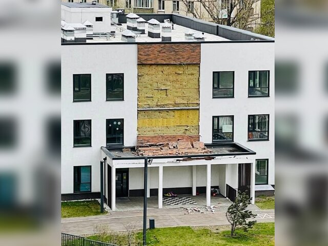 Прокуратура начала проверку после обрушения облицовки здания частного детсада в Москве