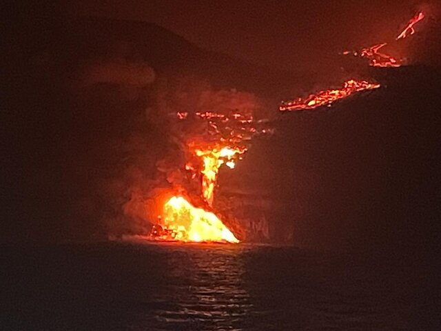 Лава от извержения вулкана на острове Пальма дошла до Атлантического океана