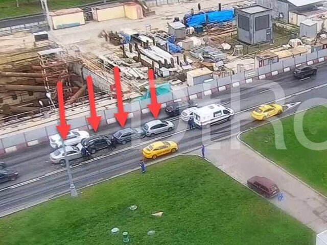 На Дмитровском шоссе столкнулись четыре автомобиля