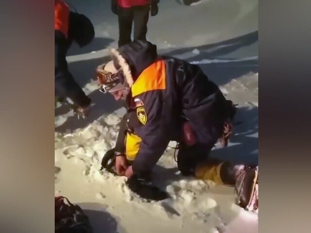 Погиб один из альпинистов, запросивших помощь на Эльбрусе – МЧС