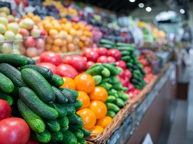 Эксперт объяснил, что повлияло на темпы роста цен на помидоры и огурцы в России