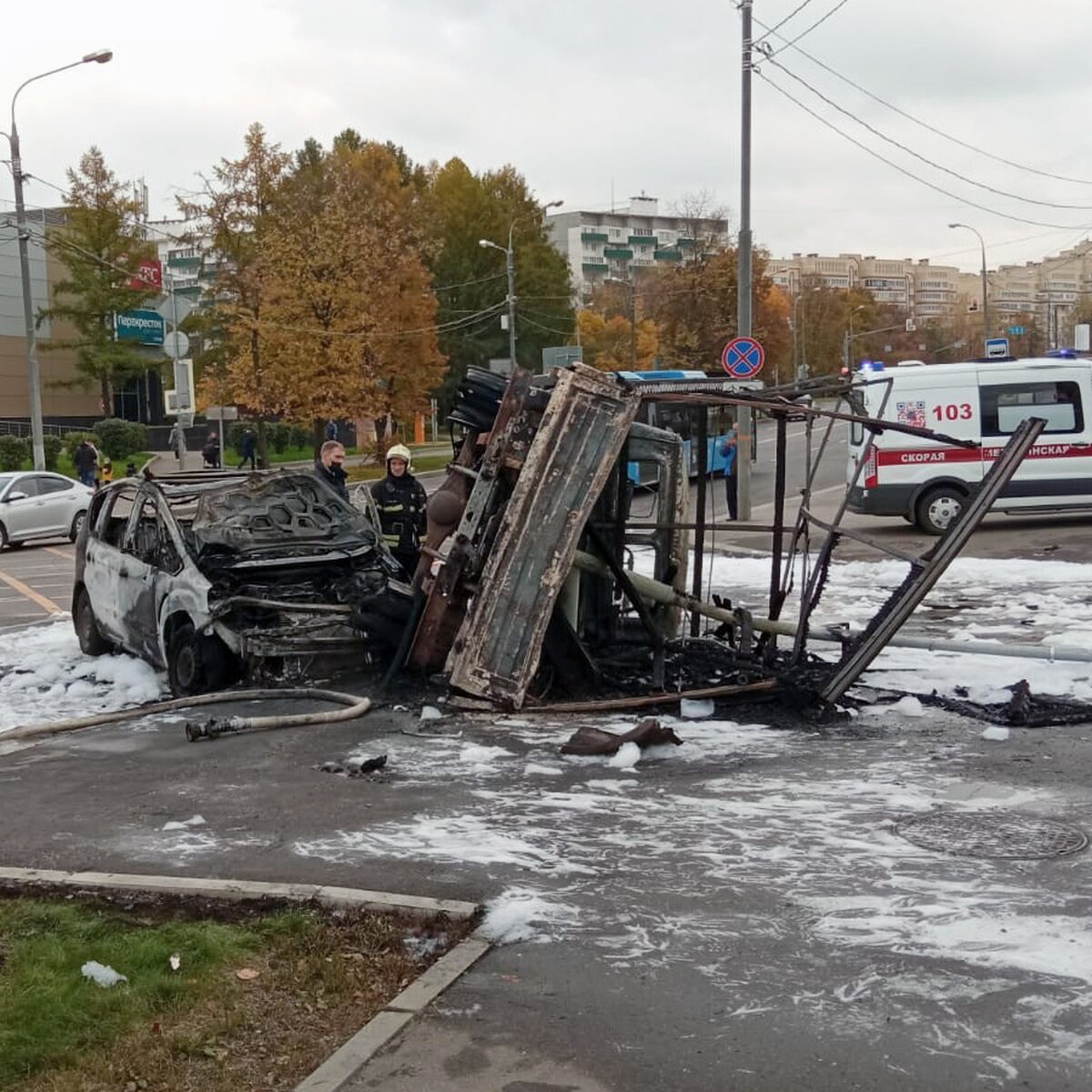 Две машины загорелись в результате аварии в Зеленограде – Москва 24,  05.10.2021