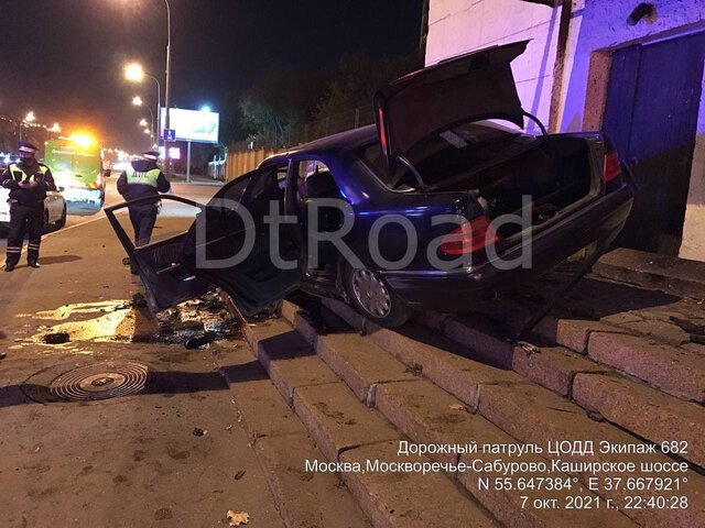 Автомобиль врезался в здание МИФИ на юге Москвы