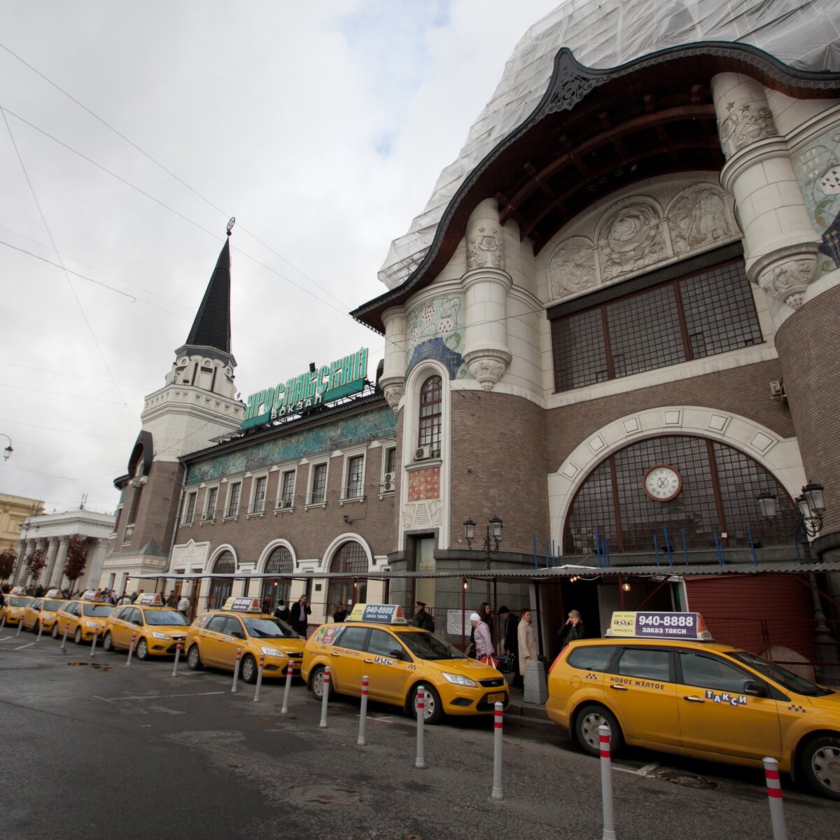 Подачу такси у автовокзалов и аэропорта 