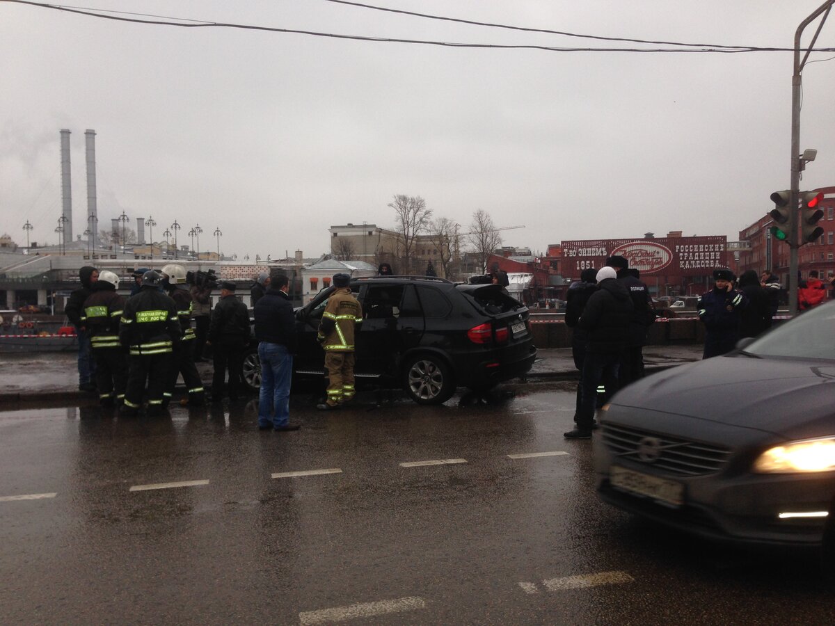 В центре Москвы автомобиль упал в реку – Москва 24, 17.12.2013