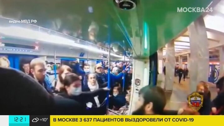 В петербургском метро Человек-Паук кувыркается и пристает к девушкам | Мегаполис онлайн | Дзен