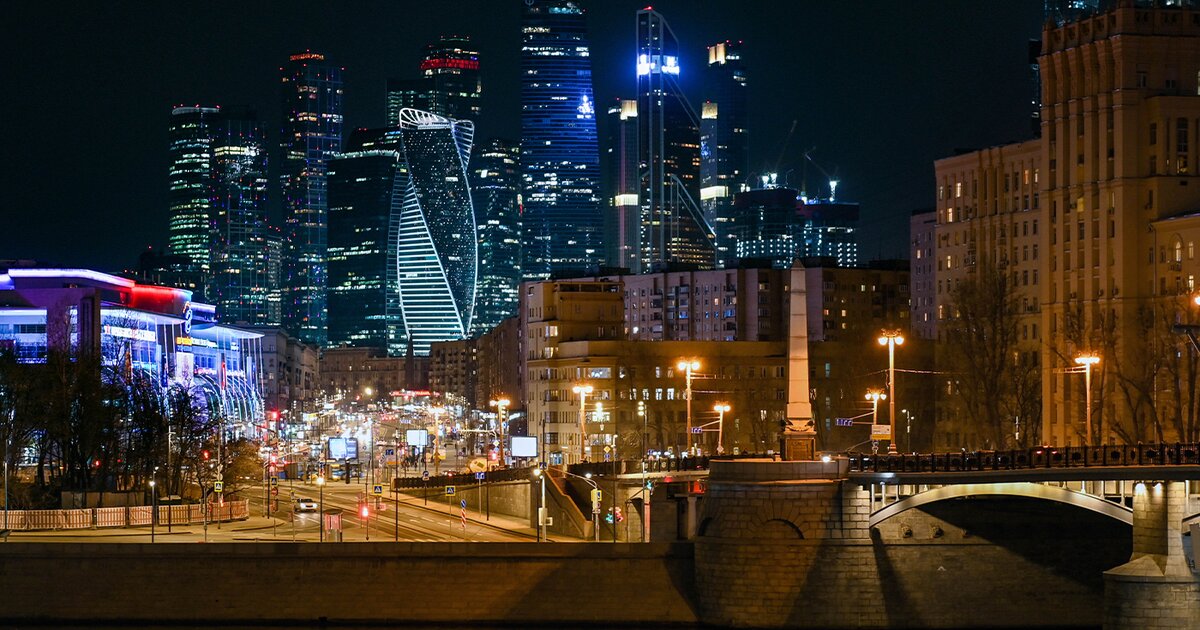 Виден город. Ночная Москва 2022 фото. Теплые ночи в Москве. Новый год Америка дома ночью. Москва 2022 год фото города ночью.