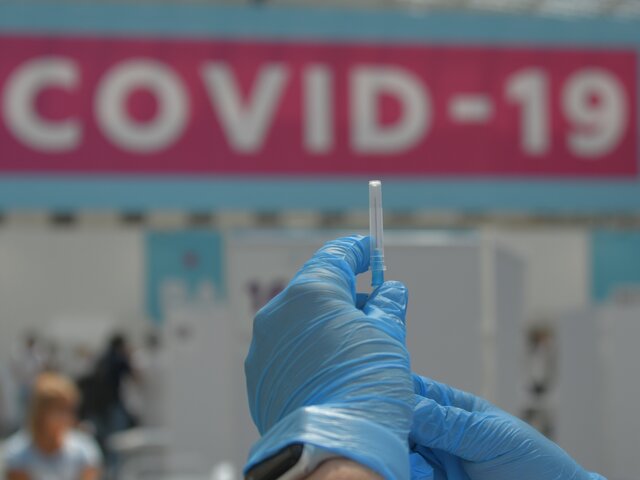 В Госдуме считают, что вакцинации от COVID-19 мешает 