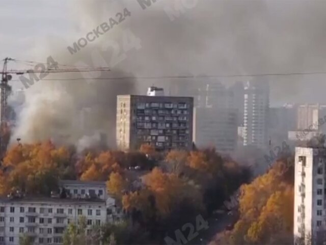 Пожар произошел в здании на Болотниковской улице