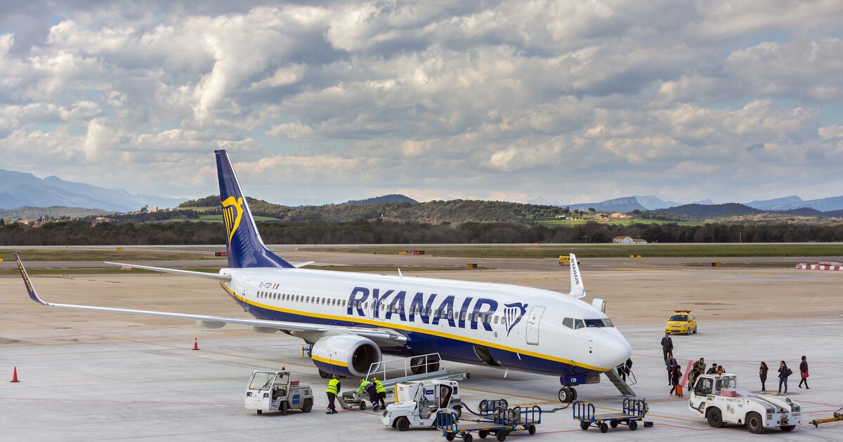 Ryanair uk. Руанаир авиакомпания. Раянэйр. Самолет Ryanair. Ryanair Paphos.