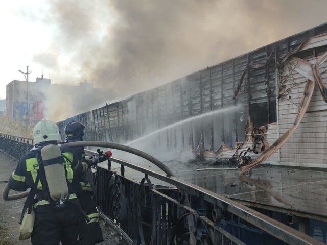 Десять человек спасли при пожаре на рынке во Владивостоке