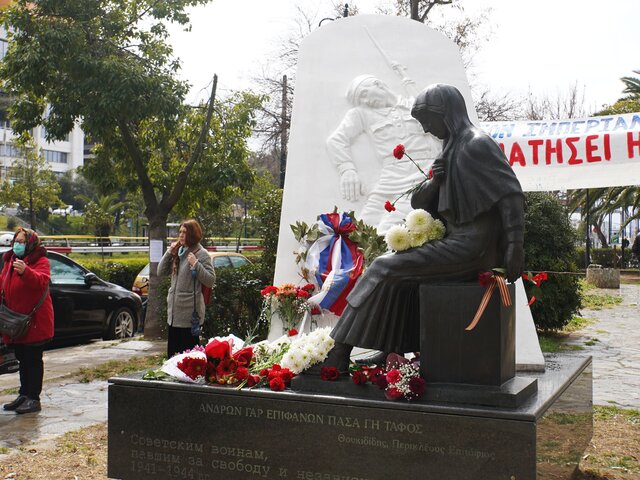 Жители Афин вышли на митинг после осквернения памятника советским солдатам