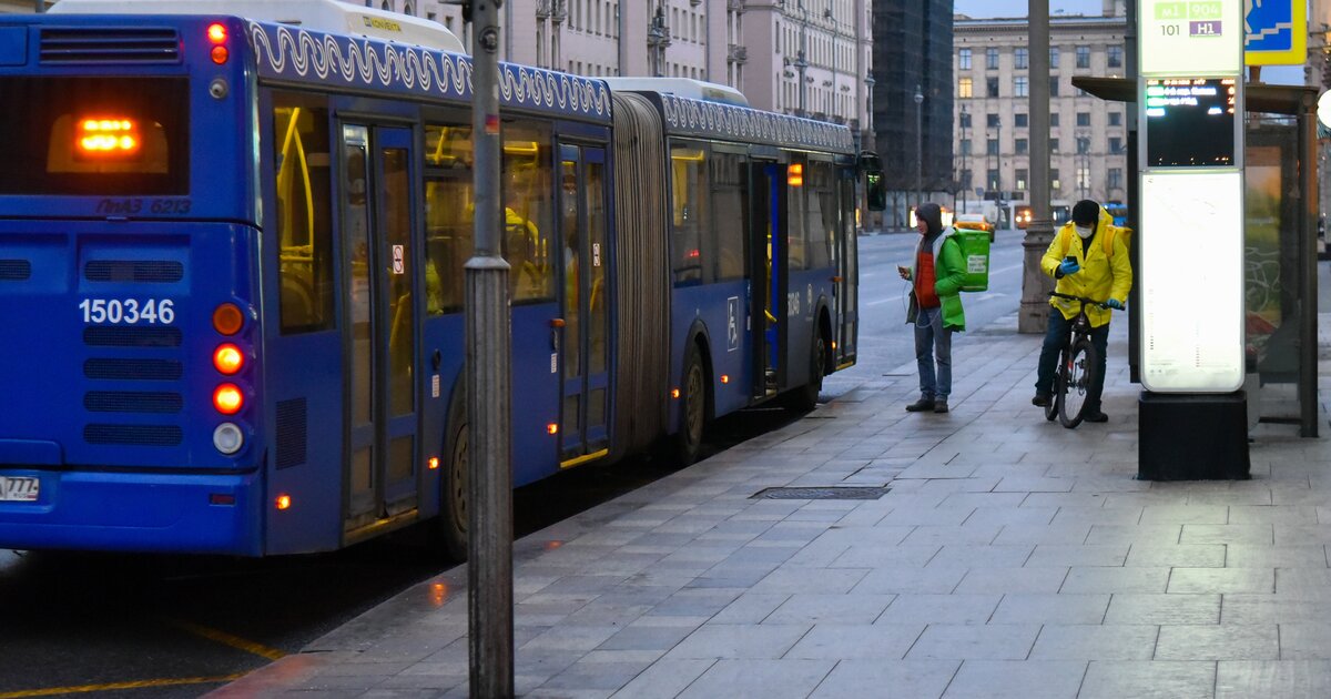 Общественный транспорт время москва. Общественный транспорт в городе Москве. Автобус в час пик. Пользоваться общественным транспортом. Маршрутка в час пик.