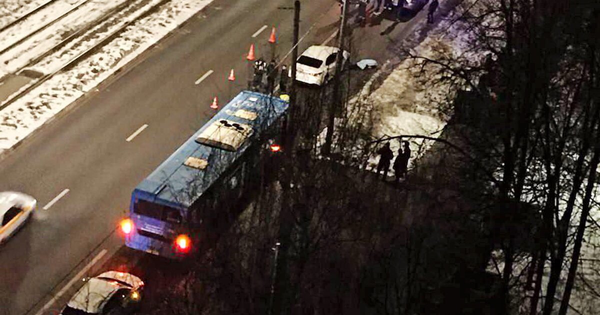 Москва сбил водителя. Сбили человека в Москве на МКАДЕ. ЧП метро Москвы05.10 2022 сбили. Авария на юге Москвы вчера вечером. 27 Сентября 2017 авария на МКАДЕ.