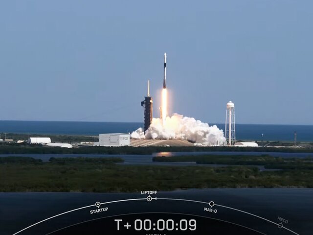 SpaceX запустила в космос корабль с полностью частным экипажем