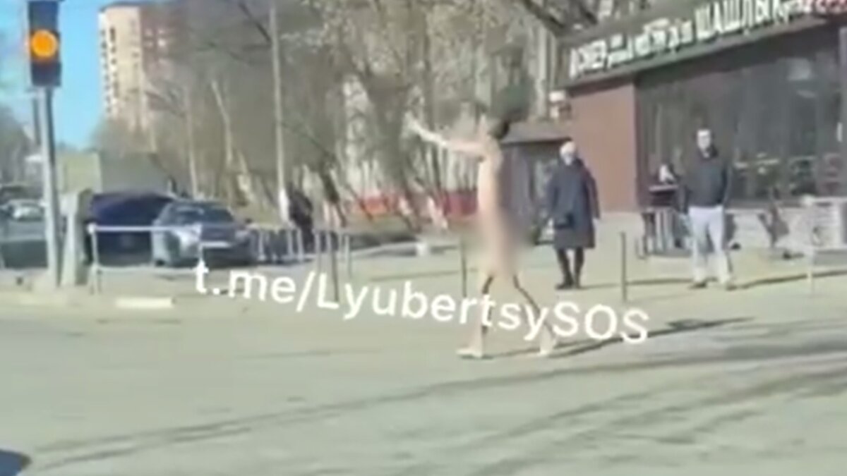 Порно видео гулять голым по улице